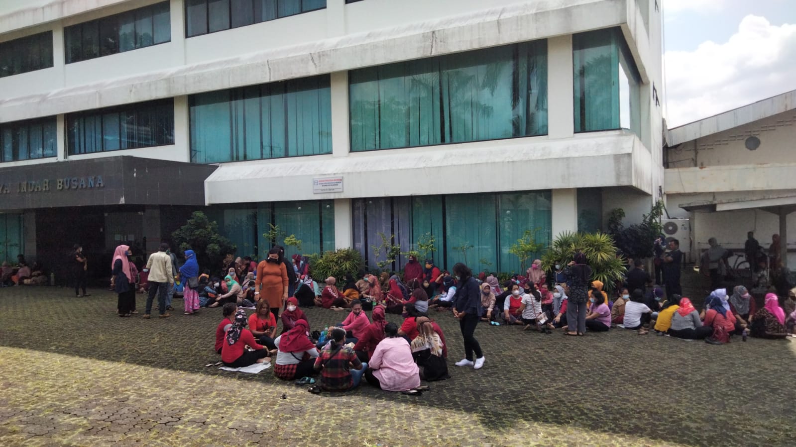 Gaji 2,5 Bulan Belum Dibayar, Ratusan Karyawan PT Swakarya Indah Busana Mogok Kerja