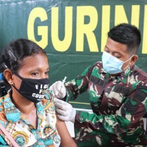 Dandim 0315/Bintan Dampingi Danrem 033/WP Tinjau Serbuan Vaksinasi Mobile Gurindam 12 di Kabupaten Bintan