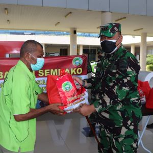 Kodim 0315/Bintan Salurkan 1.450 Paket Sembako Untuk Warga Terdampak Covid-19