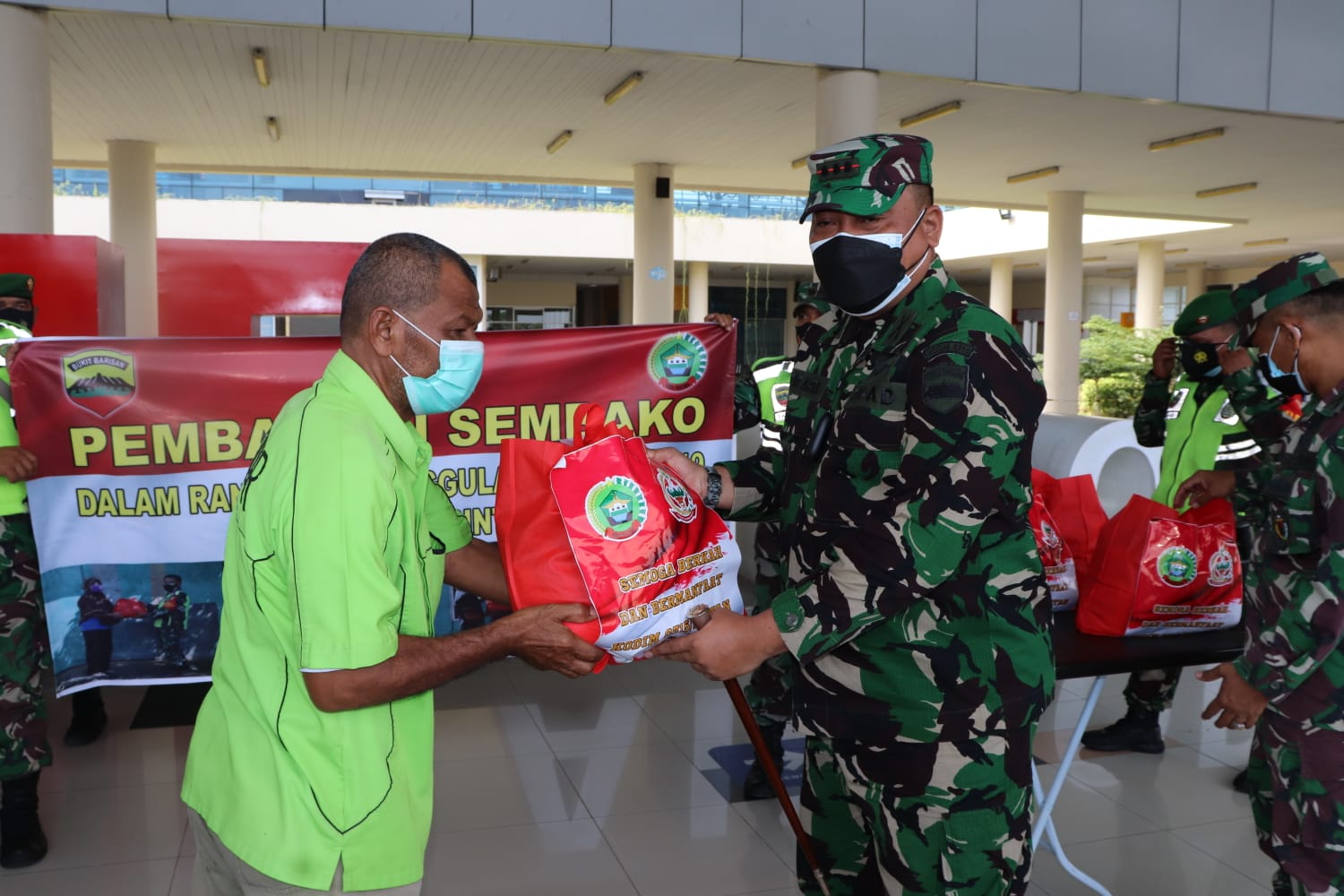 Kodim 0315/Bintan Salurkan 1.450 Paket Sembako Untuk Warga Terdampak Covid-19