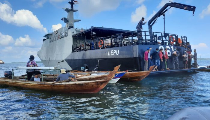 Satrol Lantamal IV BKO Guskamla Koarmada I Bagikan Paket Sembako Untuk Nelayan