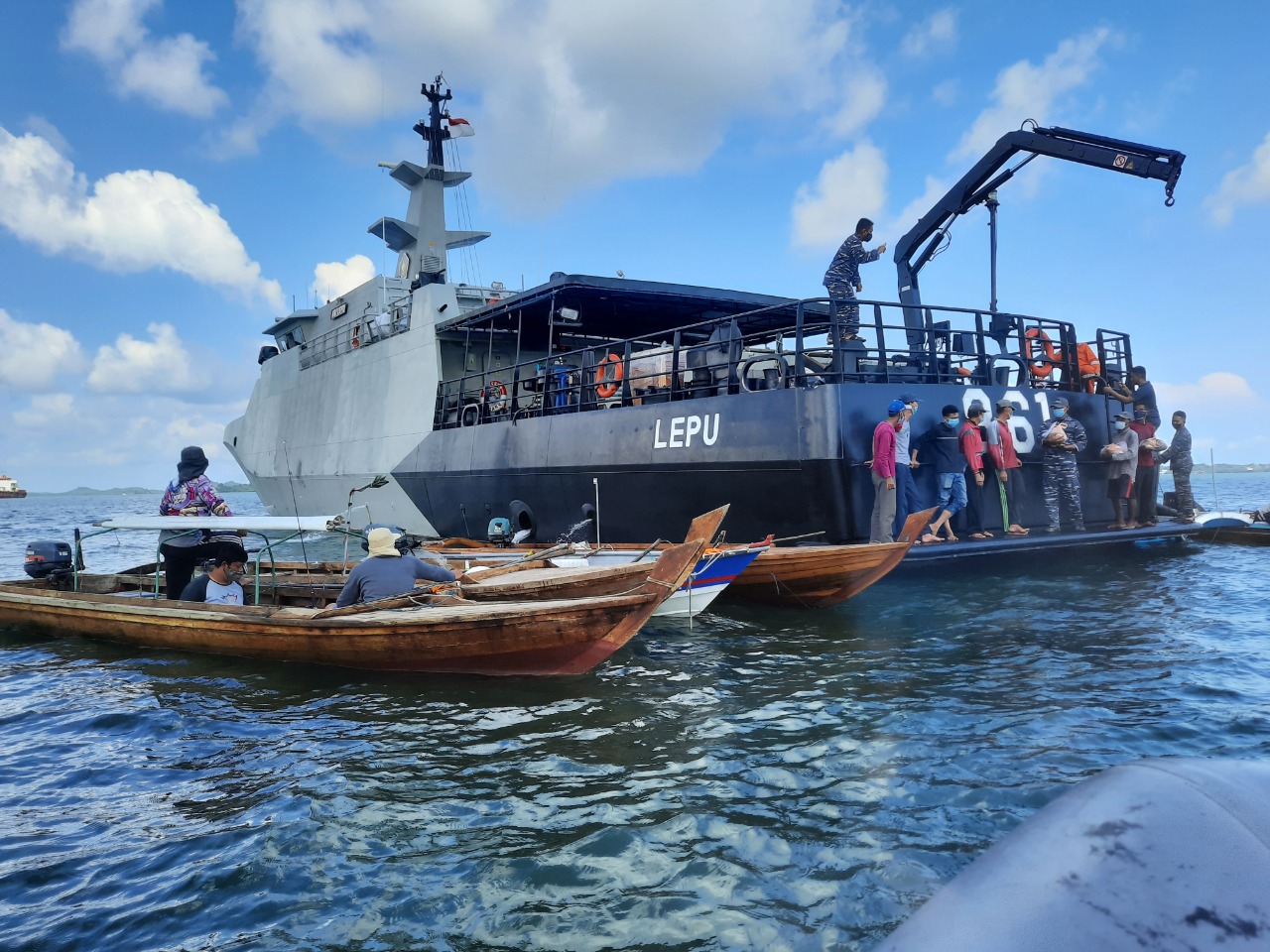 Satrol Lantamal IV BKO Guskamla Koarmada I Bagikan Paket Sembako Untuk Nelayan