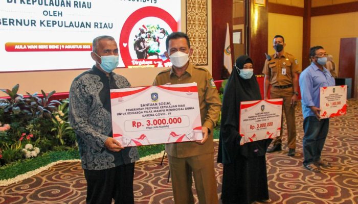 Warga Tak Mampu Terpapar Covid-19, Gubernur Ansar Luncurkan Program Bansos