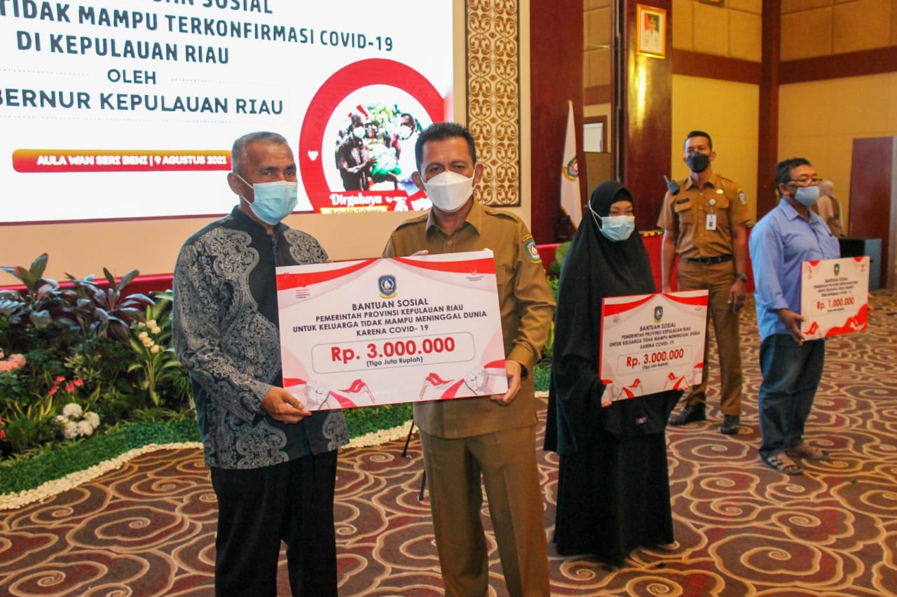 Warga Tak Mampu Terpapar Covid-19, Gubernur Ansar Luncurkan Program Bansos