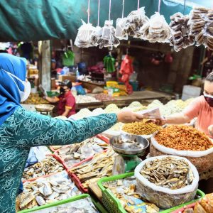 Sebar 20.000 Masker, Dewi Ansar Ajak Disiplin Prokes