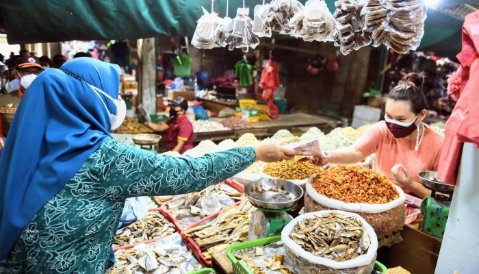 Sebar 20.000 Masker, Dewi Ansar Ajak Disiplin Prokes