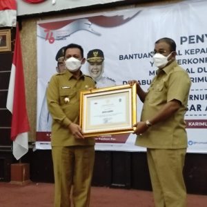 Gubernur Ansar Serahkan Bansos Bagi  Keluarga Tidak Mampu Terpapar Covid-19 Di Karimun 