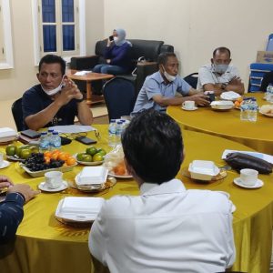 Bahas Ketersediaan Bantuan Untuk Masyarakat, Gubernur Ansar Rapat Bersama OPD Sampai Tengah Malam