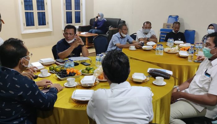 Bahas Ketersediaan Bantuan Untuk Masyarakat, Gubernur Ansar Rapat Bersama OPD Sampai Tengah Malam