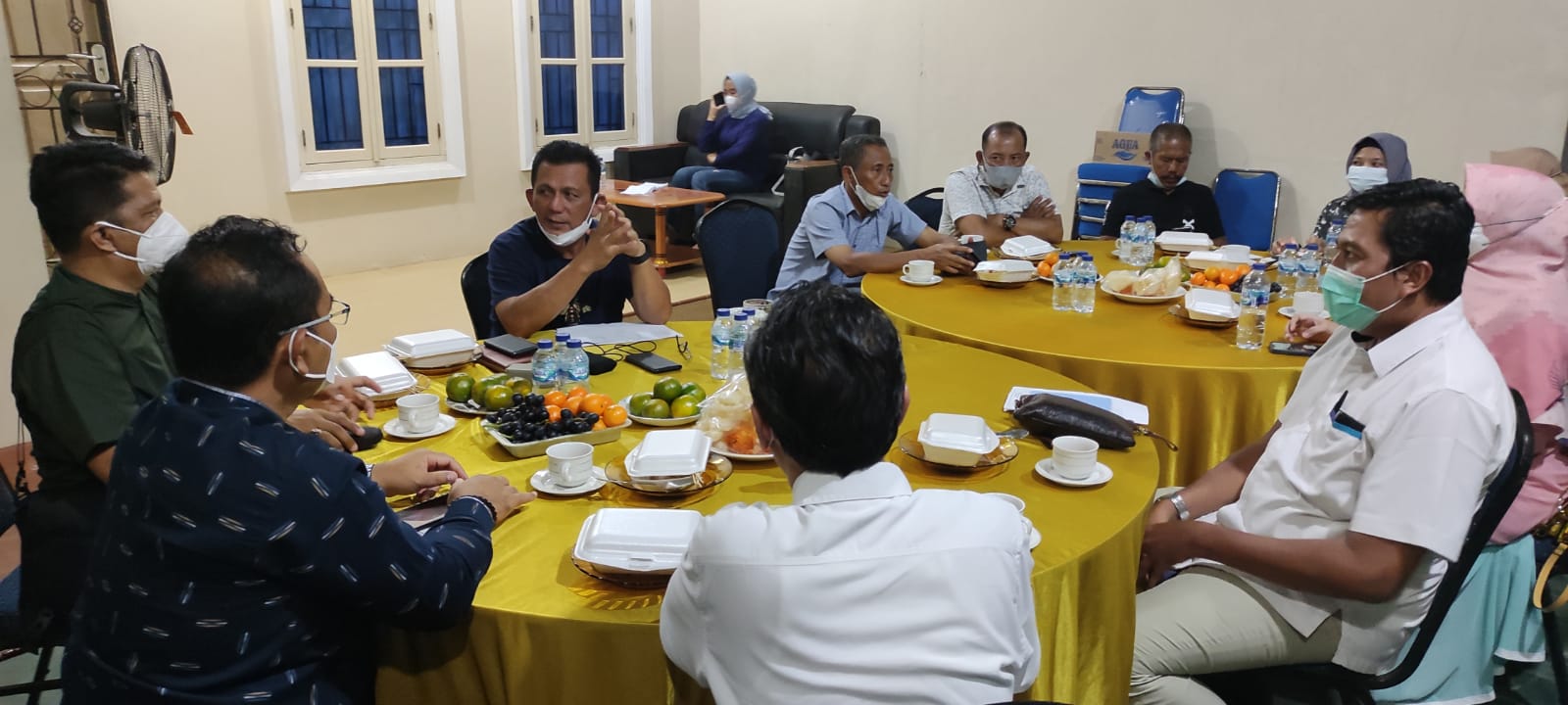 Bahas Ketersediaan Bantuan Untuk Masyarakat, Gubernur Ansar Rapat Bersama OPD Sampai Tengah Malam
