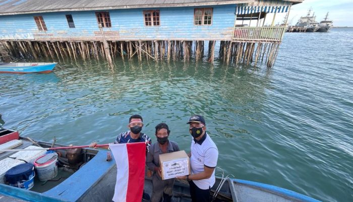 KRI Silea-858 Bagi Bagi Bendera Merah Putih Dan Sembako