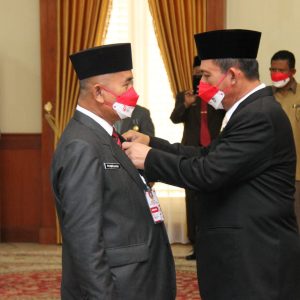 Gubernur Ansar Sematkan Tanda Kehormatan Satyalancana Karya Satya Bagi ASN