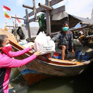 HKGB Ke-69, Ketum Bhayangkari Blusukan Bagikan Bansos Ke Nelayan Muara Angke
