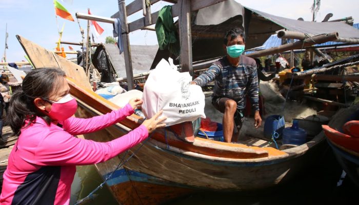 HKGB Ke-69, Ketum Bhayangkari Blusukan Bagikan Bansos Ke Nelayan Muara Angke
