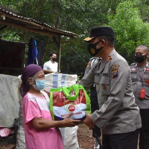 Kapolres Tanjungpinang Bersama Kapolda Bagikan Paket Sembako Di TPA Sampah