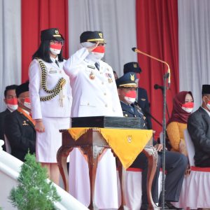 Marlin Agustina Irup Upacara Penurunan Bendera Merah Putih