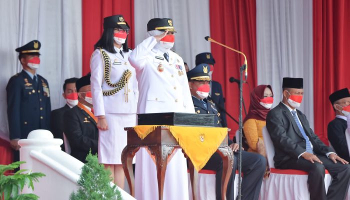 Marlin Agustina Irup Upacara Penurunan Bendera Merah Putih