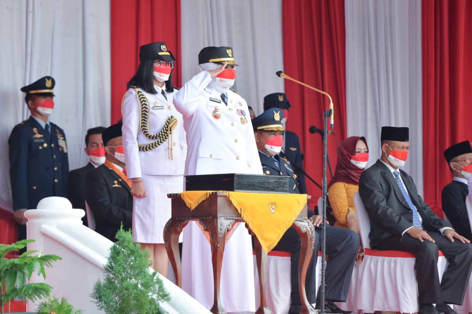Marlin Agustina Irup Upacara Penurunan Bendera Merah Putih