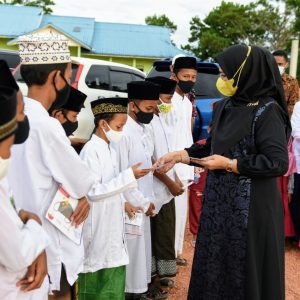 TP-PKK Kepri Berikan Santunan Ponpes Dan Panti Asuhan Di Bintan