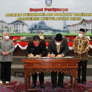 DPRD Kepri Sahkan Perda Pembentukan dan Susunan Perangkat Daerah