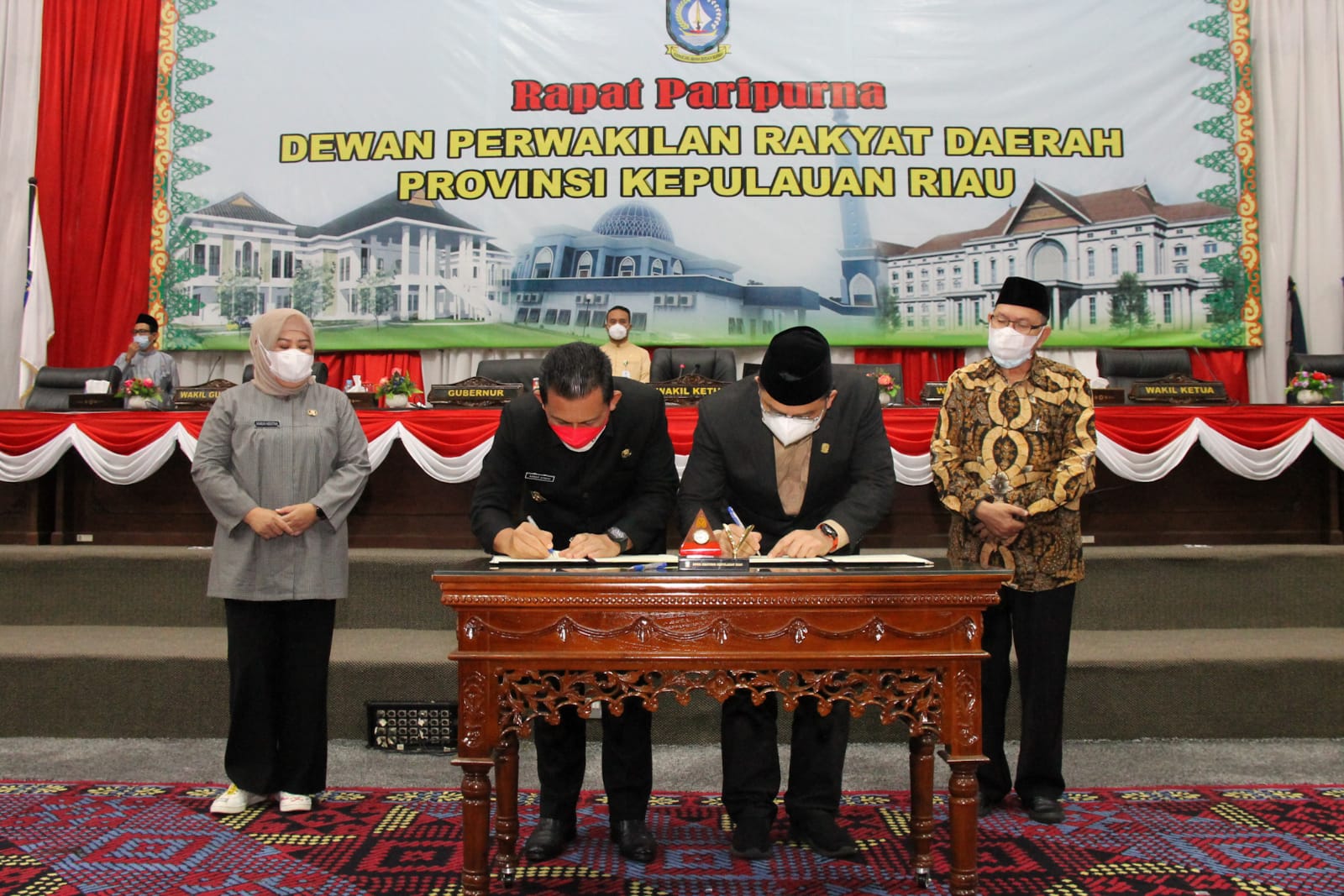 DPRD Kepri Sahkan Perda Pembentukan dan Susunan Perangkat Daerah