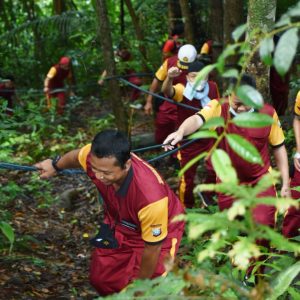 Jaga Kebugaran Dan Kebersamaan, Kapolres Bintan Ajak Anggota Ekspedisi Mendaki Gunung Bintan