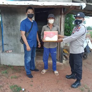 Pandemi Covid-19, Polsek Tanjungpinang Timur Bagikan Bansos