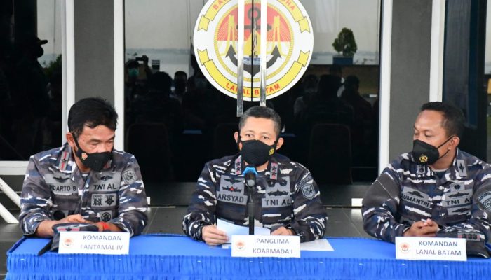 KRI John Lee Amankan Kapal MT Trovolos Buronan Negara Kamboja