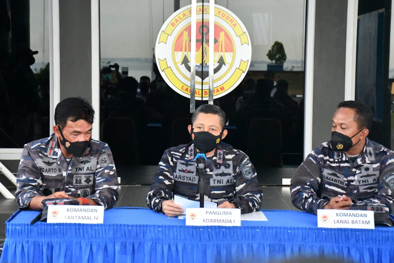 KRI John Lee Amankan Kapal MT Trovolos Buronan Negara Kamboja