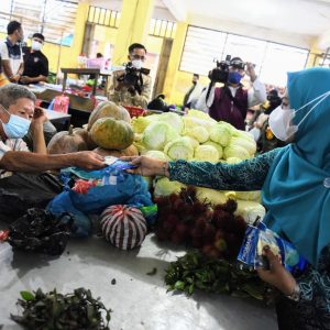 Sebar 10.000 Masker, Ketua PKK Kepri Ajak Masyarakat Lingga Disiplin Prokes