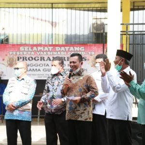 Gubernur Ansar Hadiri Penyuntikan Vaksin di Tanjunguncang