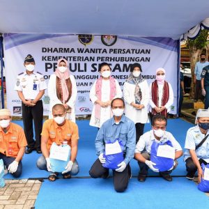 Endang Budi Karya dan Hj Dewi Ansar Bagikan Sembako di Bandara RHF