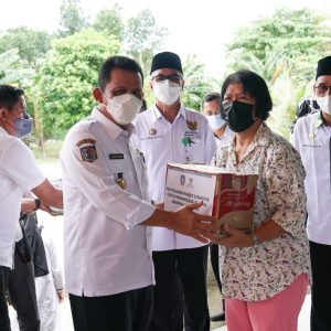 Gubernur Ansar Dan Baznas Kepri Serahkan Bantuan Paket Logistik
