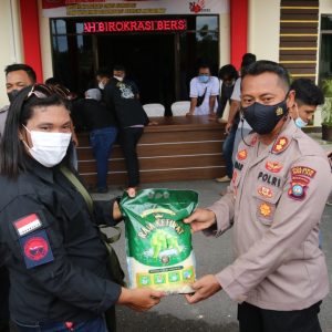 Kapolres Bintan Bagikan Sembako Kepada Awak Media