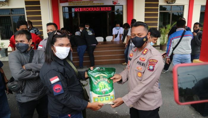 Kapolres Bintan Bagikan Sembako Kepada Awak Media