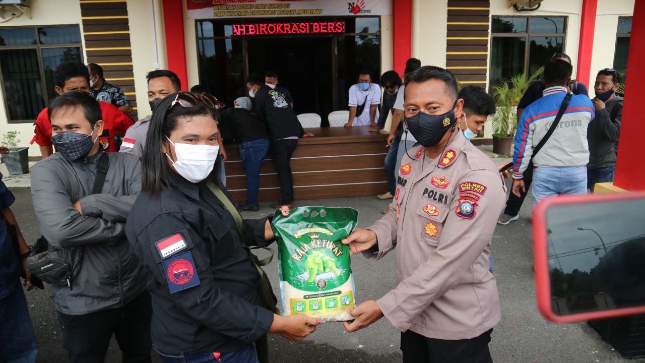 Kapolres Bintan Bagikan Sembako Kepada Awak Media