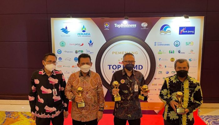 Gubernur Kepri Terima Penghargaan Top Pembina BUMD 2021