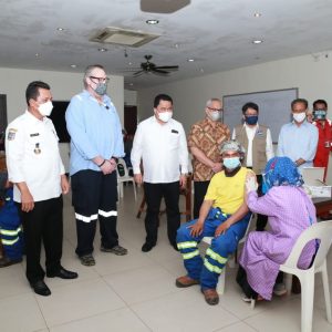 Tinjau Vaksinasi Pekerja PT MC Dermott, Gubernur Ansar : Semua Pihak Bahu Membahu Sukseskan Vaksinasi
