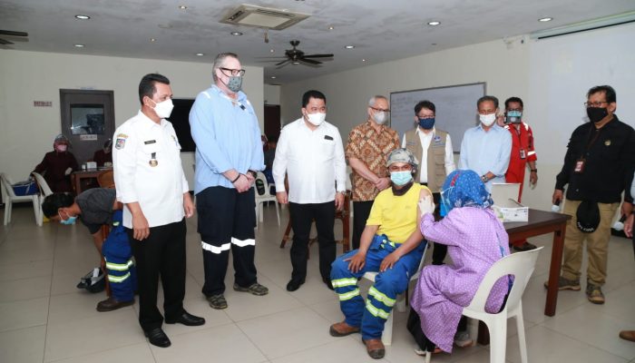 Tinjau Vaksinasi Pekerja PT MC Dermott, Gubernur Ansar : Semua Pihak Bahu Membahu Sukseskan Vaksinasi