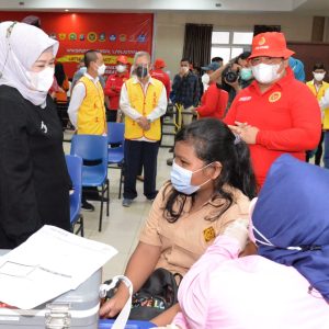 Wagub Kepri Tinjau Vaksinasi Massal Pelajar Di Batam