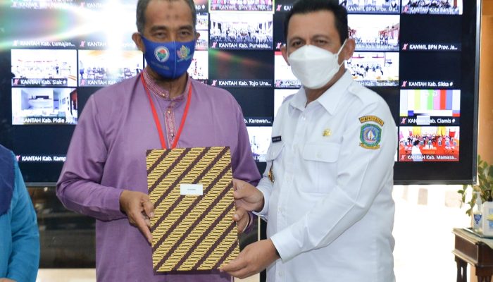 Program Reforma Agraria, Gubernur Ansar Serahkan Sertifikat Redistribusi Tanah Tahun 2021