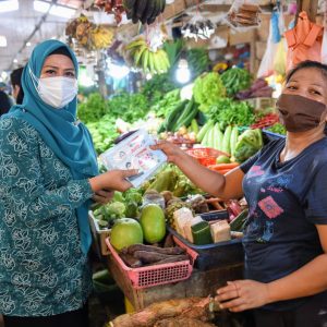 Bagikan Masker Di Pasar, Dewi Ajak Masyarakat Displin Memakai Masker