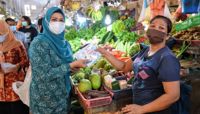 Bagikan Masker Di Pasar, Dewi Ajak Masyarakat Displin Memakai Masker
