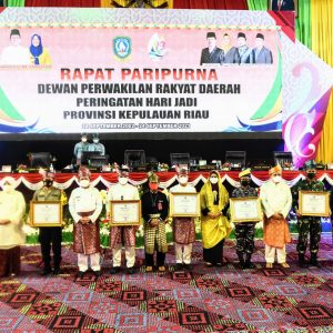 Mantan Gubernur Dan Wagub Kepri Hadiri Paripurna HUT Kepri Ke-19