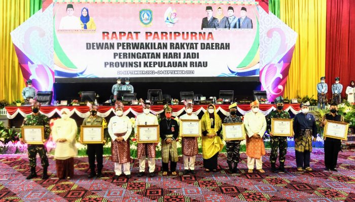Mantan Gubernur Dan Wagub Kepri Hadiri Paripurna HUT Kepri Ke-19