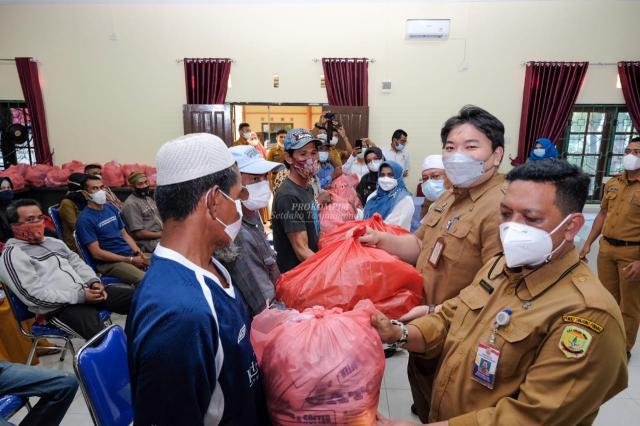 43 Nelayan Tanjungpinang Terima Bantuan Alat Tangkap