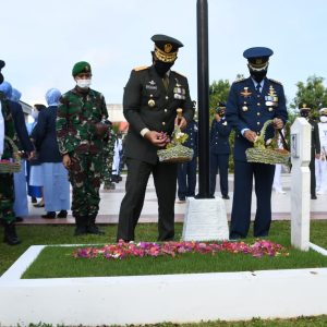 Jajaran TNI Ziarah Dan Tabur Bunga Di TMP, Peringati HUT TNI Ke-76