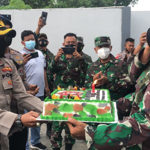 HUT TNI Ke-76, Kapolres Bintan Berikan Kue Ultah Kodim 0315 Bintan Dan Satrad 213 TNI AU