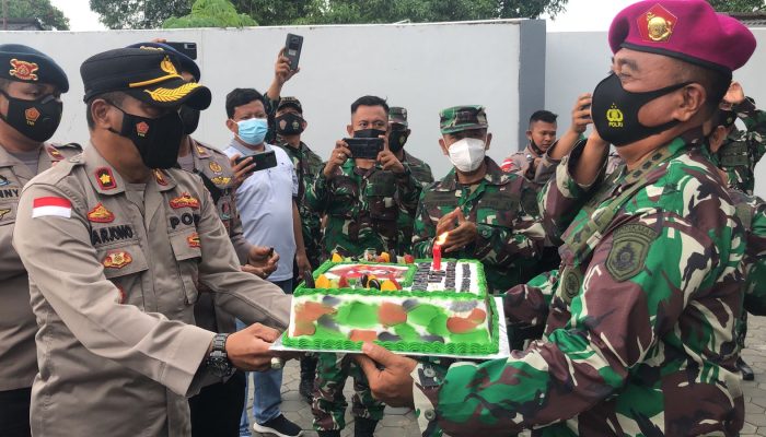 HUT TNI Ke-76, Kapolres Bintan Berikan Kue Ultah Kodim 0315 Bintan Dan Satrad 213 TNI AU