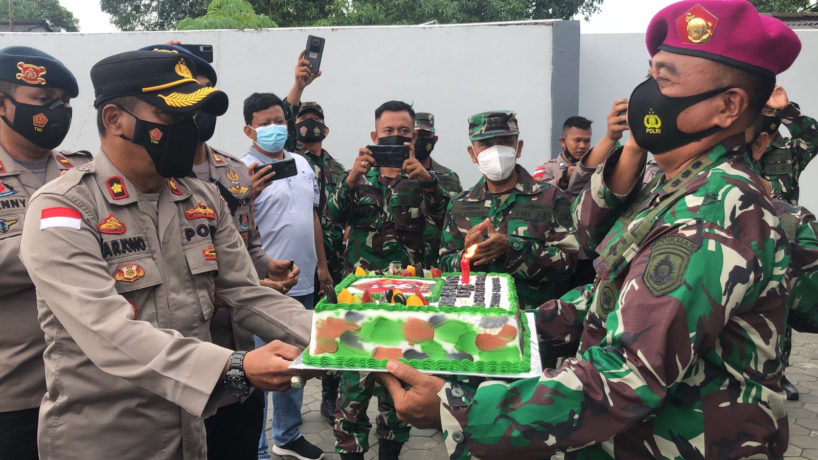 HUT TNI Ke-76, Kapolres Bintan Berikan Kue Ultah Kodim 0315 Bintan Dan Satrad 213 TNI AU